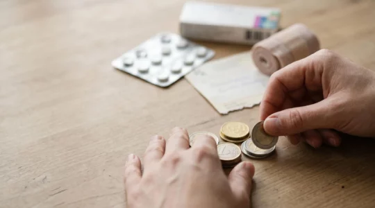 Composition symbolique représentant l'impact financier des franchises médicales sur un budget familial
