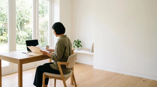 Personne consultant sereinement une plateforme en ligne pour comparer des offres de mutuelle santé depuis son domicile